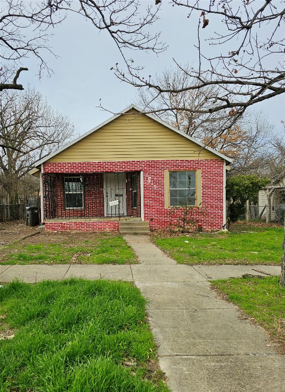 bungalow featuring a front yard