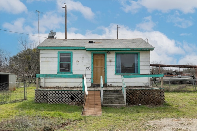 view of front facade with a front lawn