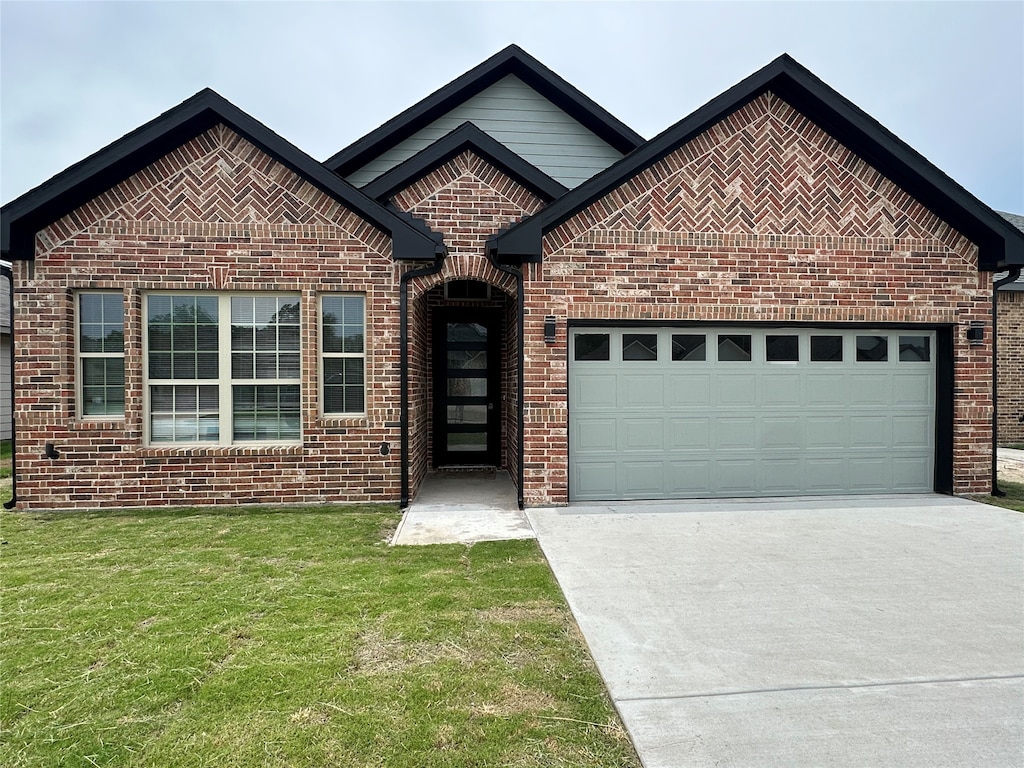 view of front of house featuring a front yard and a garage