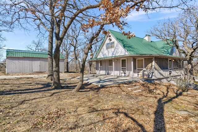 view of front of property featuring covered porch