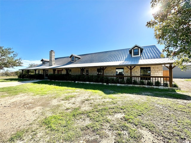 view of front facade featuring a front lawn