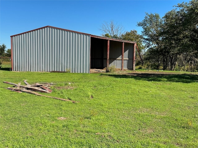 view of yard with an outdoor structure