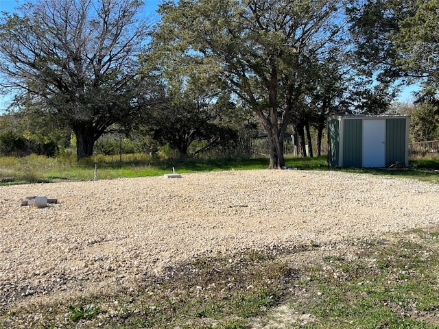 view of yard featuring a shed