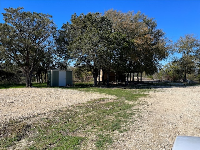 view of yard featuring a storage shed