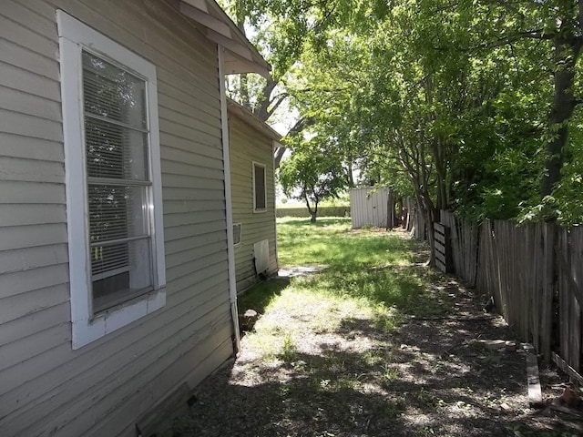 view of yard with an outdoor structure