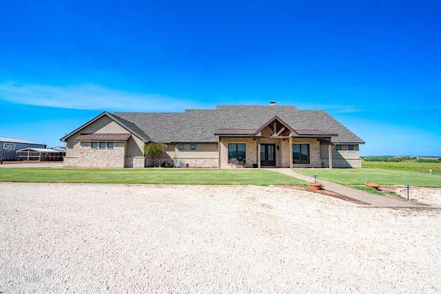 craftsman inspired home featuring a front yard