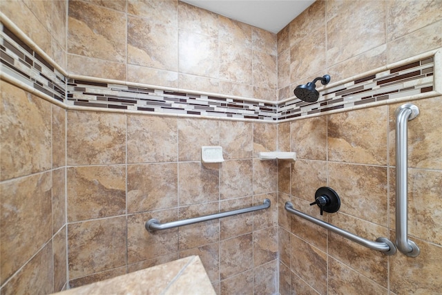 room details featuring a tile shower