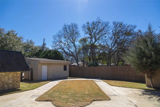 view of yard featuring an outdoor structure