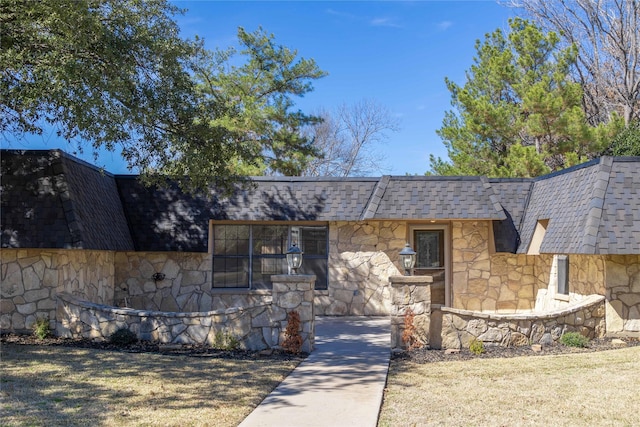 view of front of home featuring a front yard