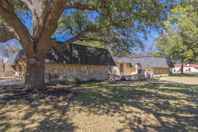 view of front facade with a front lawn