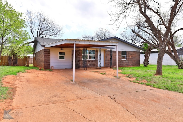 view of front of house featuring a front yard and a carport