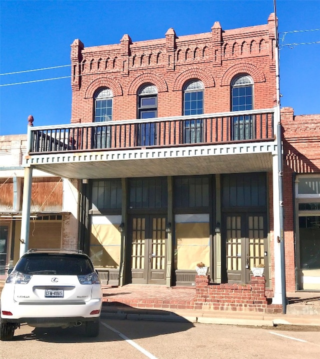 view of front of house with a balcony