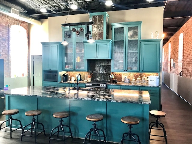 kitchen featuring tasteful backsplash, a breakfast bar area, and dark hardwood / wood-style flooring