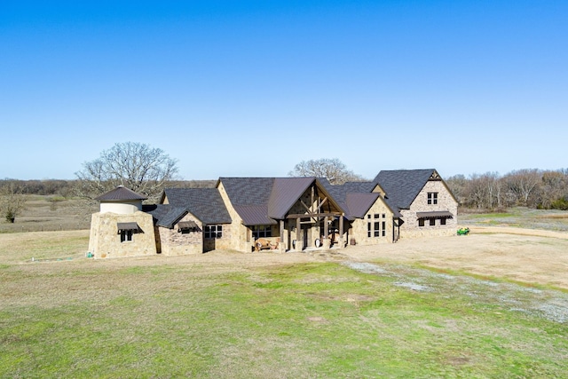 view of front of property featuring a front lawn