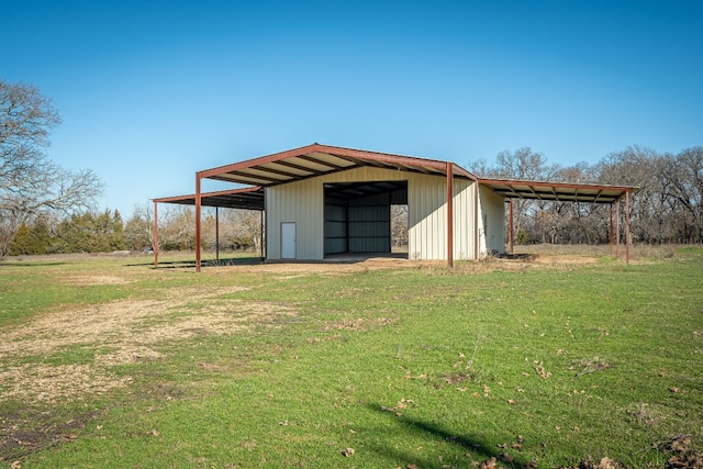 view of outdoor structure featuring a carport and a yard