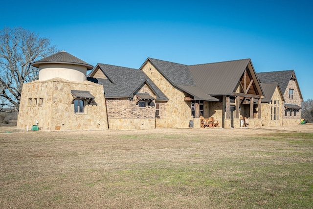 view of front of property featuring a front lawn