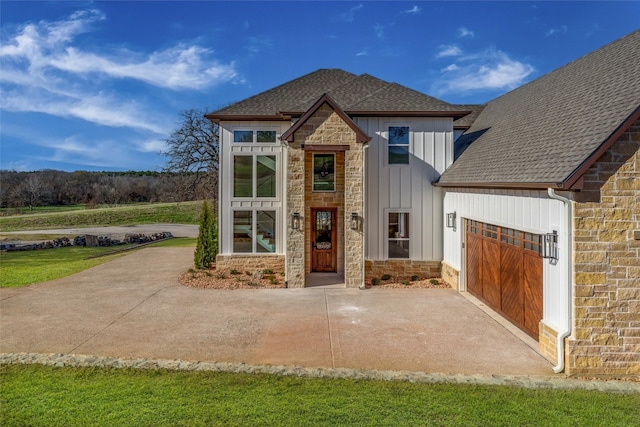 view of front of house featuring a garage and a front yard