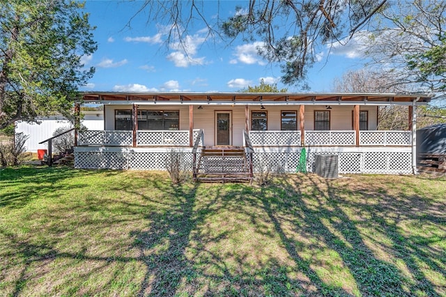 view of front of property featuring a front yard and covered porch