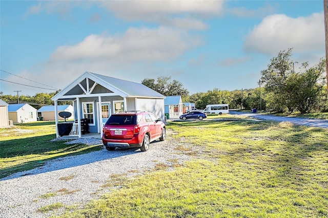 view of front facade with a front yard