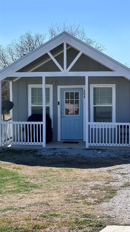 view of front of home with covered porch