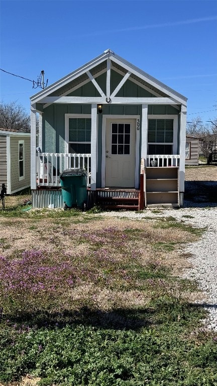 view of front of home featuring a porch