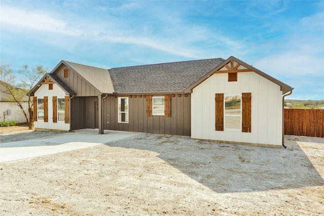 view of modern farmhouse style home