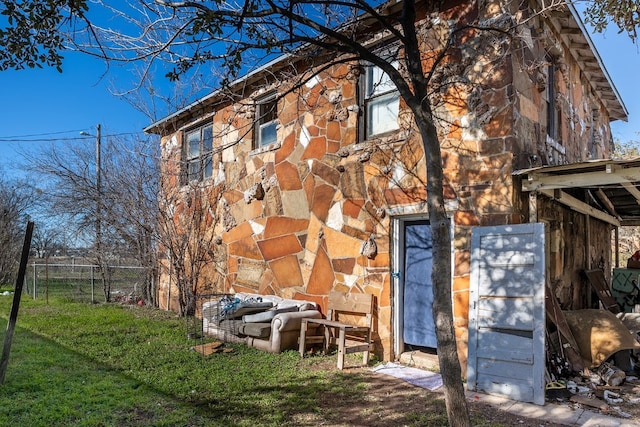 view of side of property featuring a lawn