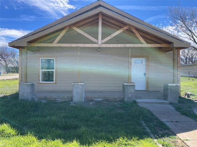 view of front facade with a front lawn