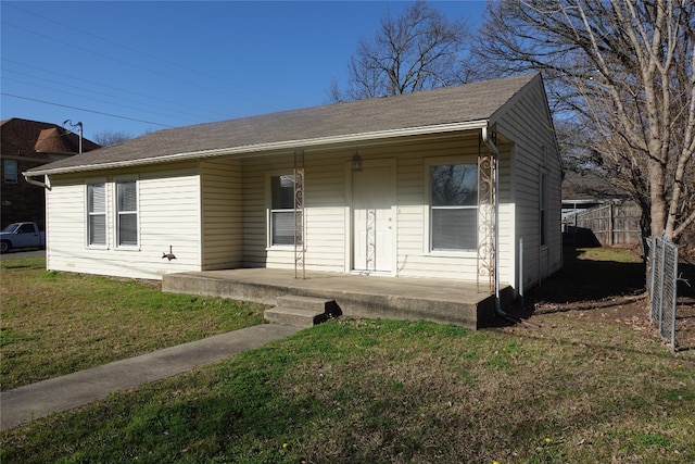 view of front of house featuring a front lawn