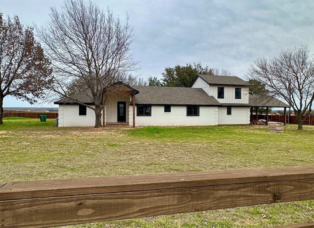 view of front of home with a front lawn