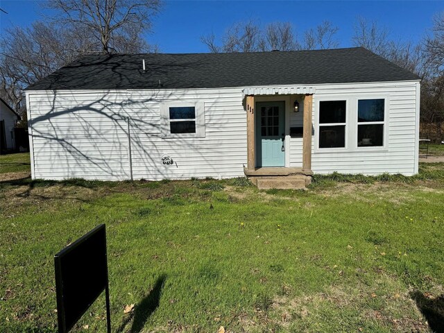 view of front of property with a front lawn