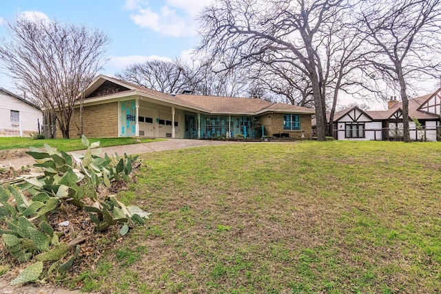 ranch-style home featuring a front lawn