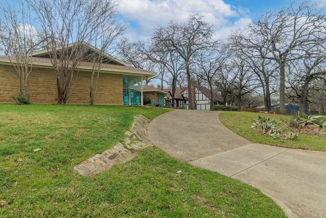 view of yard featuring an outdoor structure