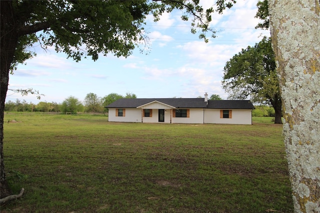 single story home featuring a front lawn