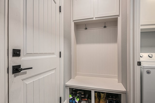 mudroom with washer / dryer