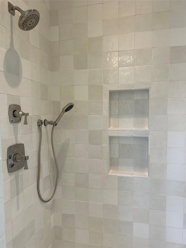 room details featuring tiled shower