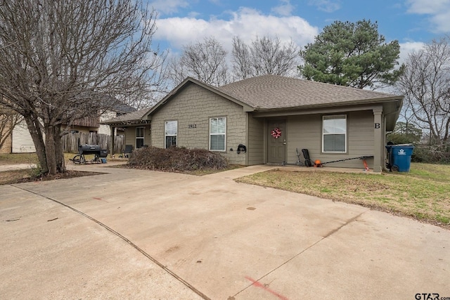 view of front of home featuring a front lawn