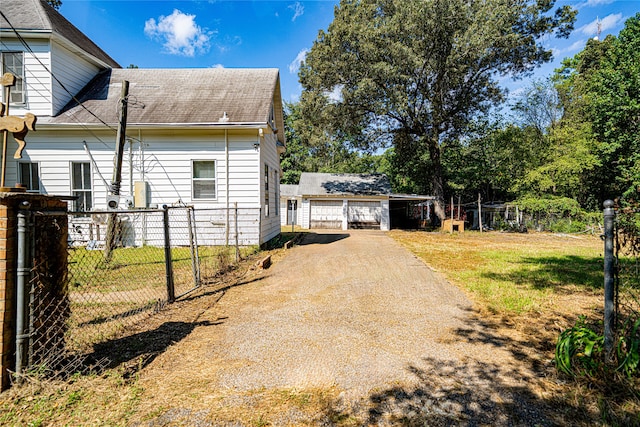 view of side of property featuring a lawn