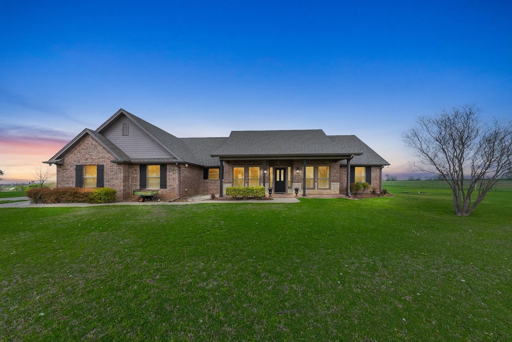 view of front of property featuring a porch and a yard