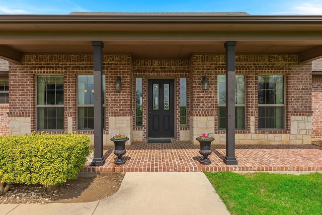 entrance to property featuring covered porch