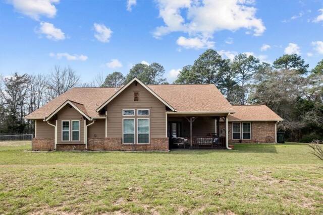 view of front of property featuring a front lawn