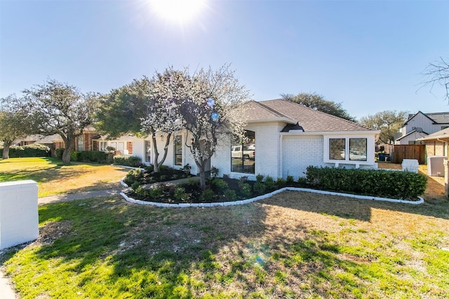 view of front of property featuring a front lawn