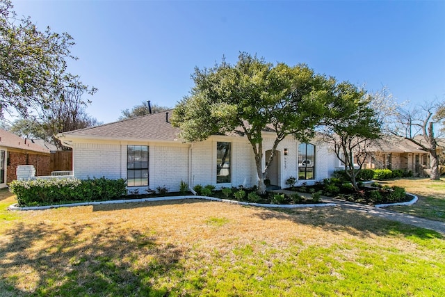 view of front of house featuring a front lawn