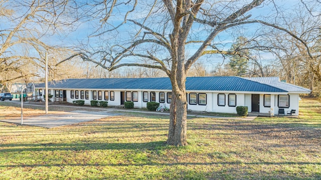 single story home with a front lawn