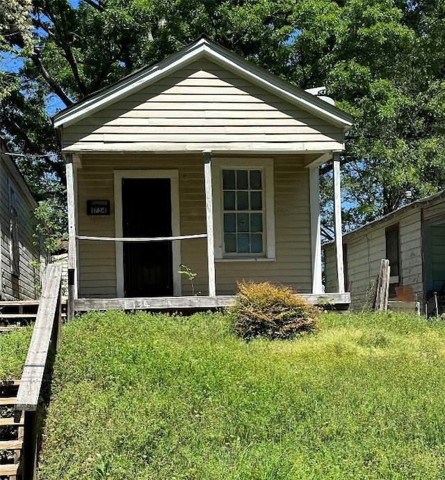 bungalow featuring a front lawn