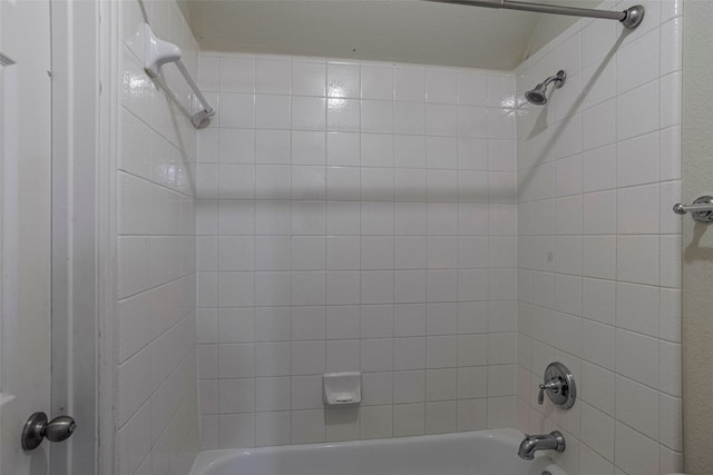 bathroom featuring tiled shower / bath combo