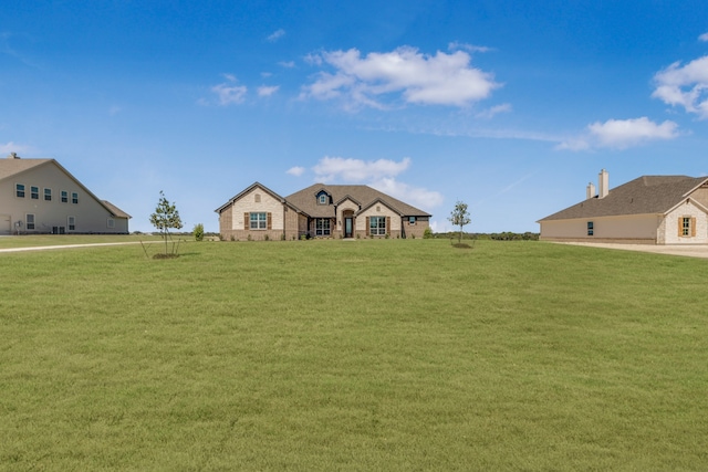 view of front of home featuring a front lawn