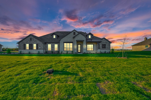 view of front of property featuring a lawn