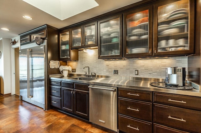 bar featuring stainless steel appliances, tasteful backsplash, a sink, and recessed lighting