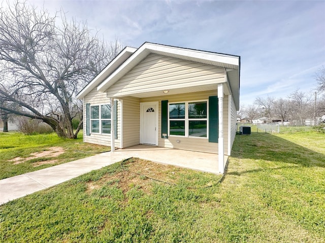 view of front of house featuring a front yard and a patio area